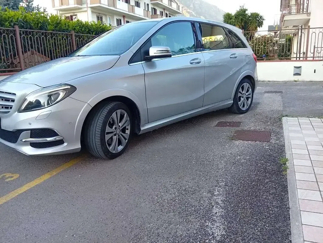 Usata Mercedes B200 Premium 156 CV (114 kW) 2015 Argento Utilitaria