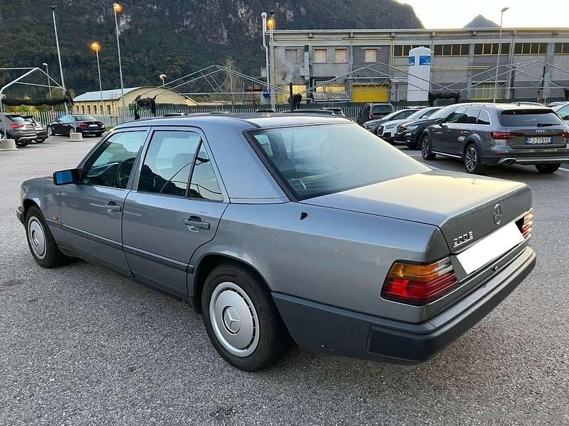 Usata Mercedes E200 122 CV (89 kW) 1989 Grigio Berlina