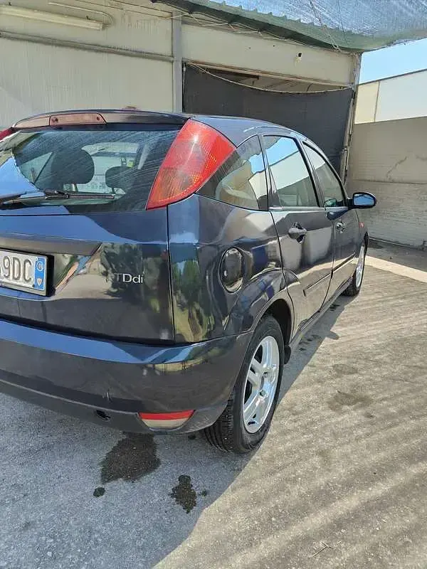 Usata Ford Focus Ambiente 90 CV (66 kW) 2001 Blu Berlina