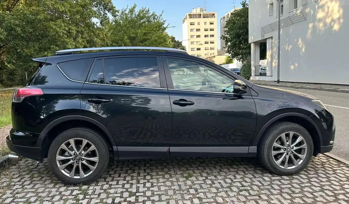 Usata Toyota RAV4 Lounge 143 CV (105 kW) 2016 Nero SUV