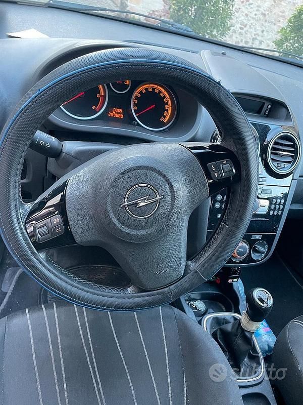 Usata Opel Corsa 45 CV (33 kW) 2011 Nero Berlina