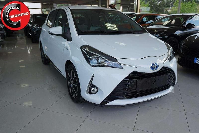 Usata Toyota Yaris Hybrid Active 73 CV (53 kW) 2019 Bianco Berlina