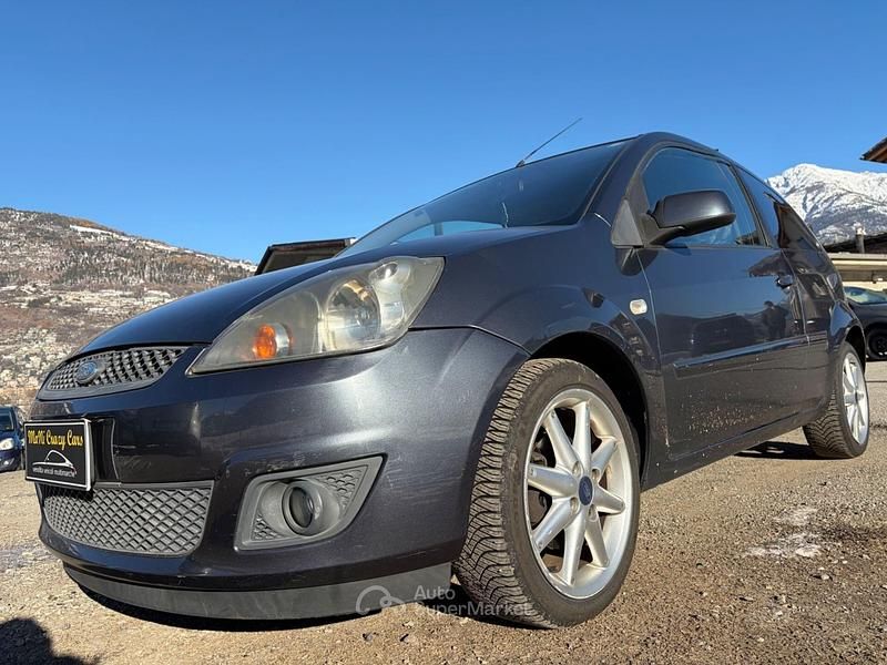 Usata Ford Fiesta Ghia 68 CV (50 kW) 2007 Grigio Berlina