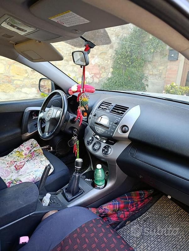 Usata Toyota RAV4 136 CV (100 kW) 2006 Grigio SUV