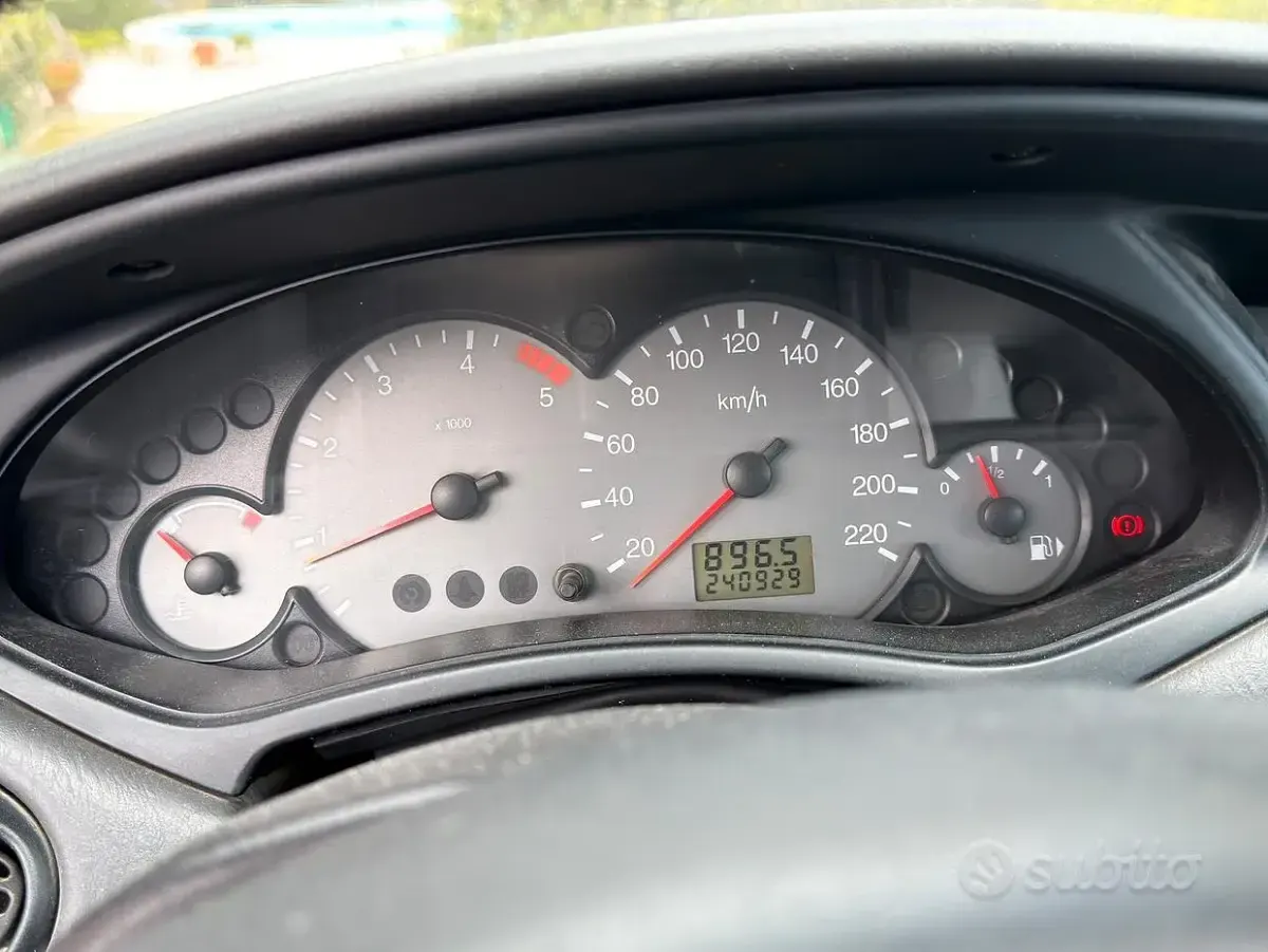 Usata Ford Focus 100 CV (73 kW) 2004 Grigio Berlina
