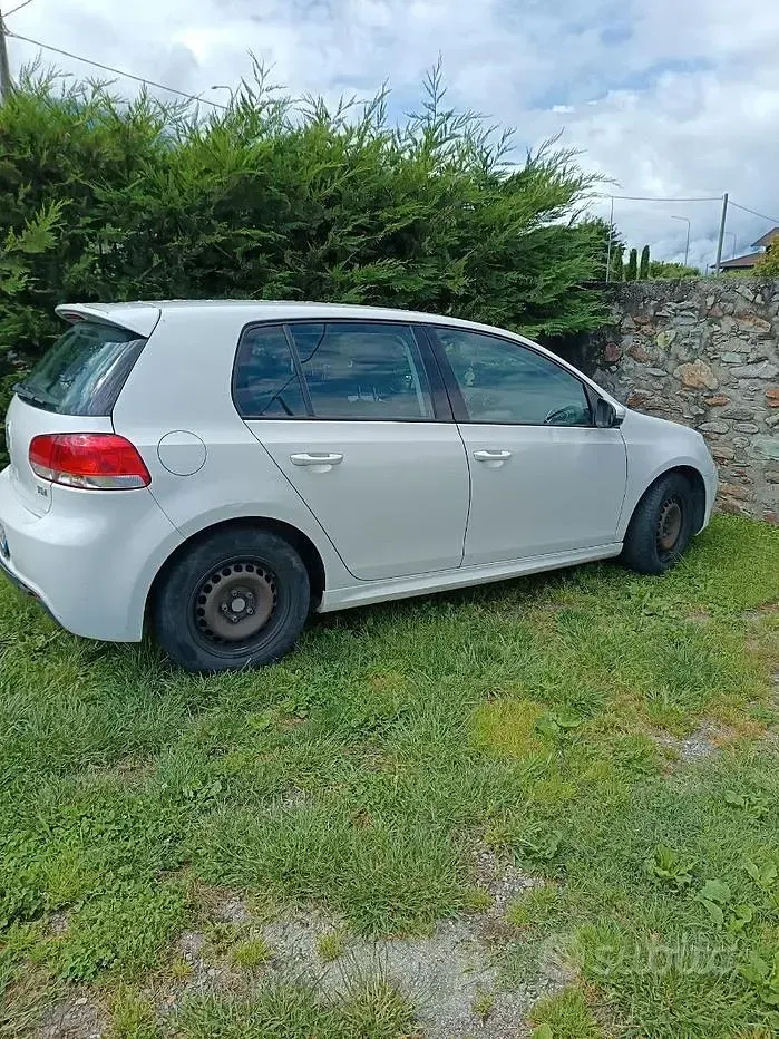 Usata VW Golf VI 105 CV (77 kW) 2011 Bianco Utilitaria