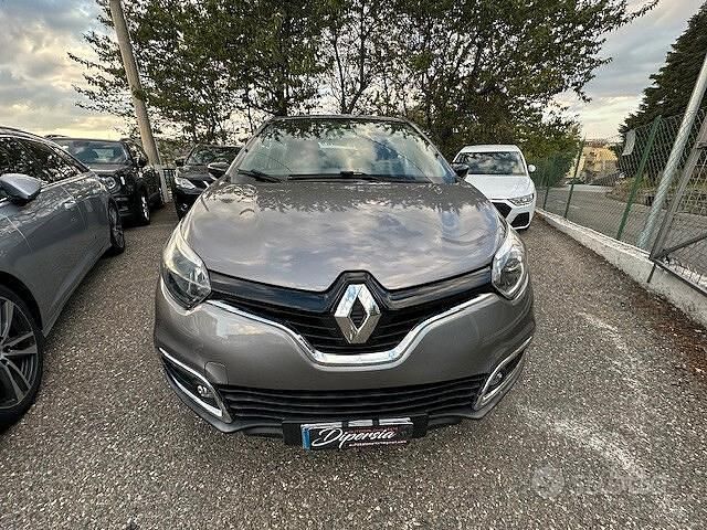Usata Renault Captur Zen 90 CV (66 kW) 2015 Grigio SUV