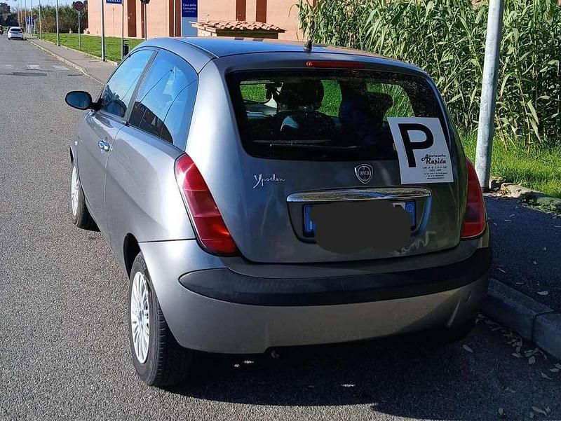 Usata Lancia Ypsilon 80 CV (58 kW) 2005 Argento Utilitaria