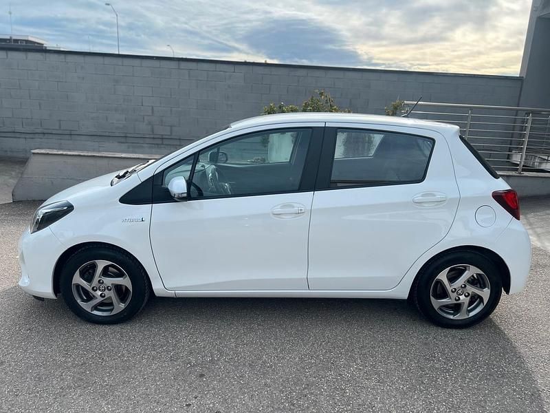 Usata Toyota Yaris Hybrid Active 73 CV (53 kW) 2016 Bianco Berlina