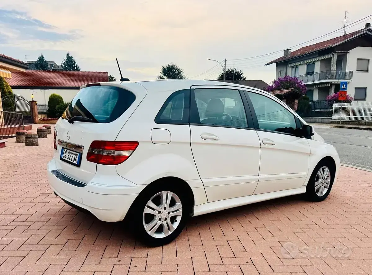 Usata Mercedes B180 116 CV (85 kW) 2011 Bianco Utilitaria