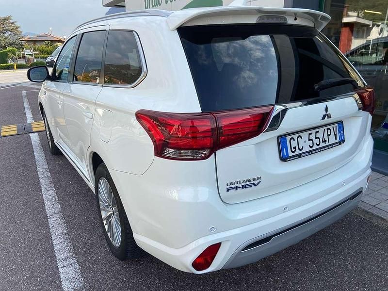 Usata Mitsubishi Outlander P-HEV Instyle 135 CV (99 kW) 2020 Bianco SUV