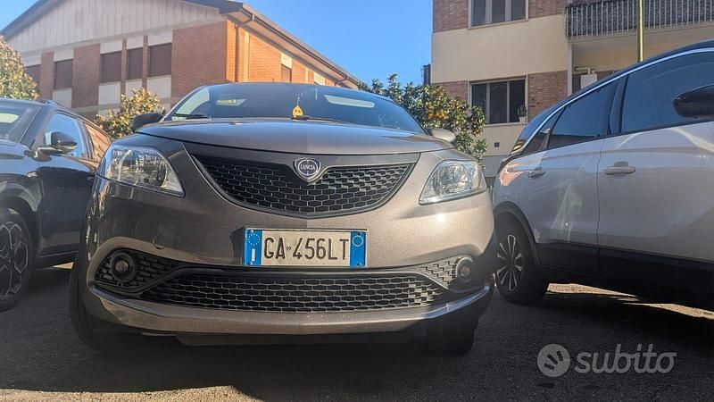 Usata Lancia Ypsilon 69 CV (50 kW) 2020 Grigio Utilitaria