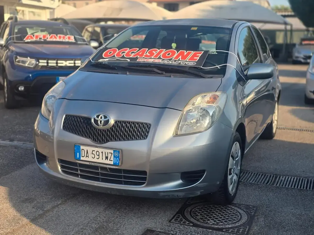 Usata Toyota Yaris Sol 69 CV (50 kW) 2007 Grigio Utilitaria