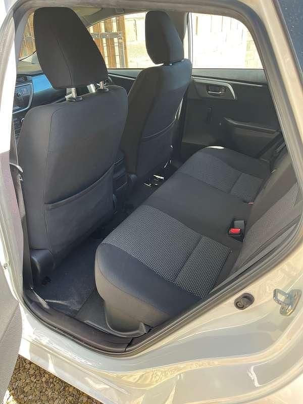 Usata Toyota Auris Hybrid Active 139 CV (102 kW) 2014 Bianco Berlina