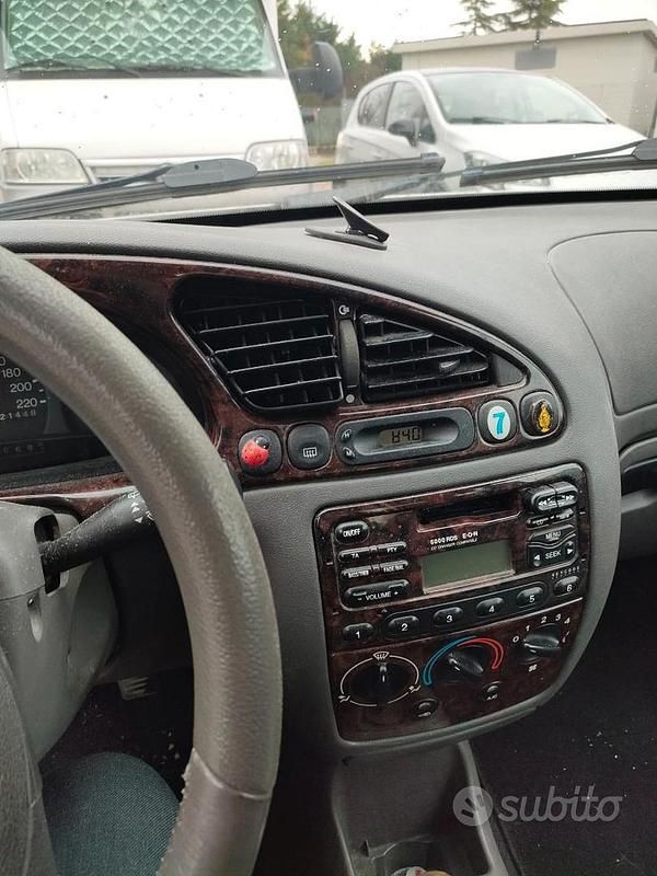 Usata Ford Fiesta 75 CV (55 kW) 1997 Grigio Utilitaria