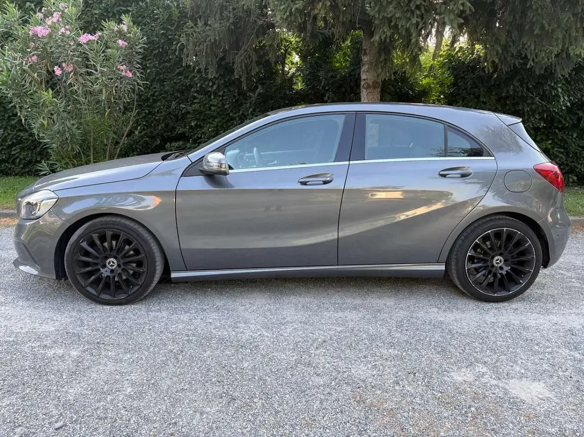 Usata Mercedes A200 156 CV (114 kW) 2017 Argento Utilitaria