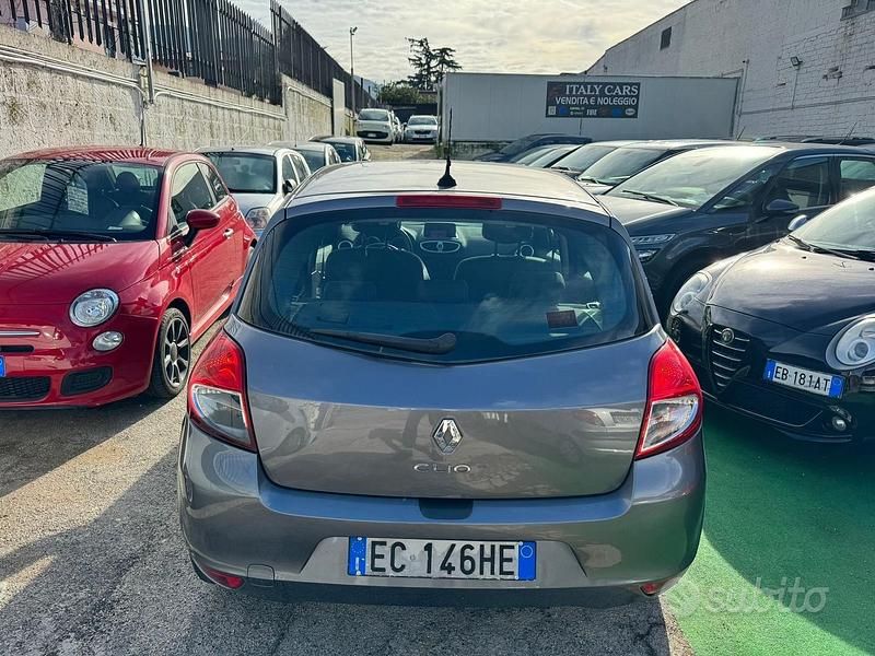 Usata Renault Clio II Dynamique 75 CV (55 kW) 2010 Grigio Berlina
