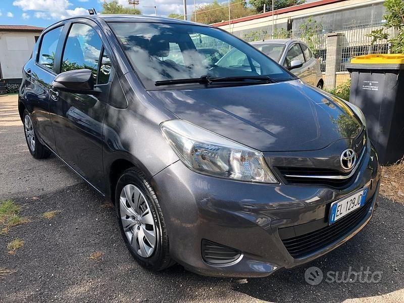 Usata Toyota Yaris Active 69 CV (50 kW) 2012 Grigio Berlina