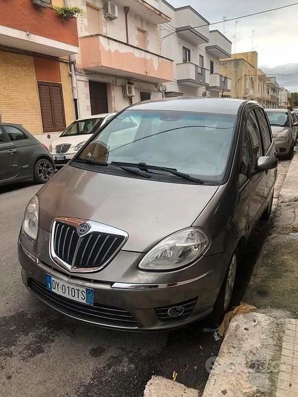 Usata Lancia Musa 77 CV (56 kW) 2009 Marrone Monovolume