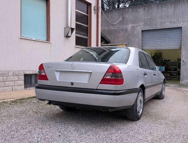 Usata Mercedes C180 Classic 122 CV (89 kW) 1997 Grigio Berlina