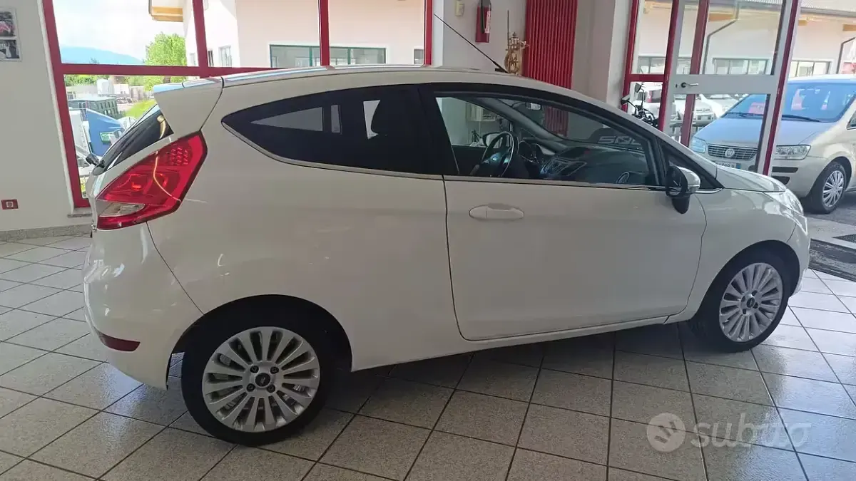 Usata Ford Fiesta 82 CV (60 kW) 2009 Bianco Utilitaria
