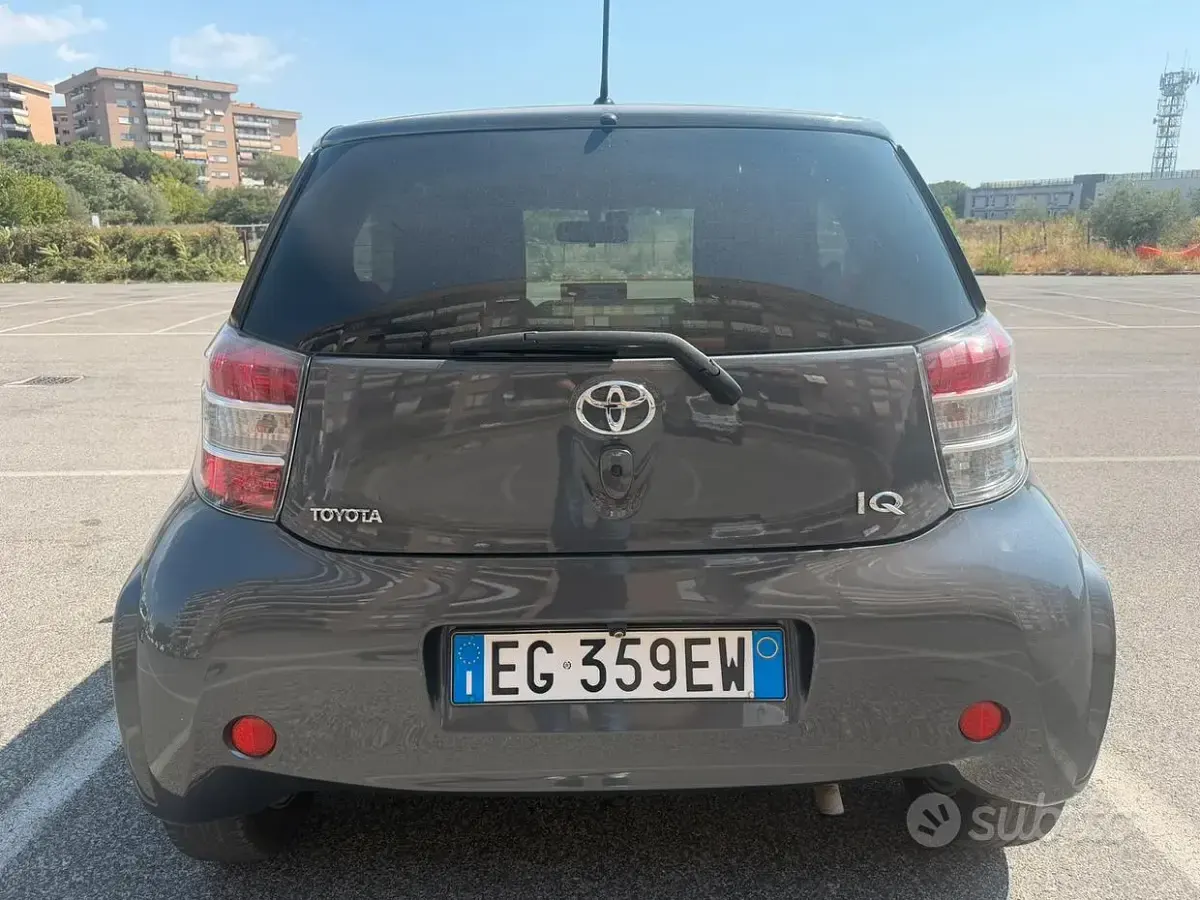 Usata Toyota iQ 68 CV (50 kW) 2011 Grigio Utilitaria