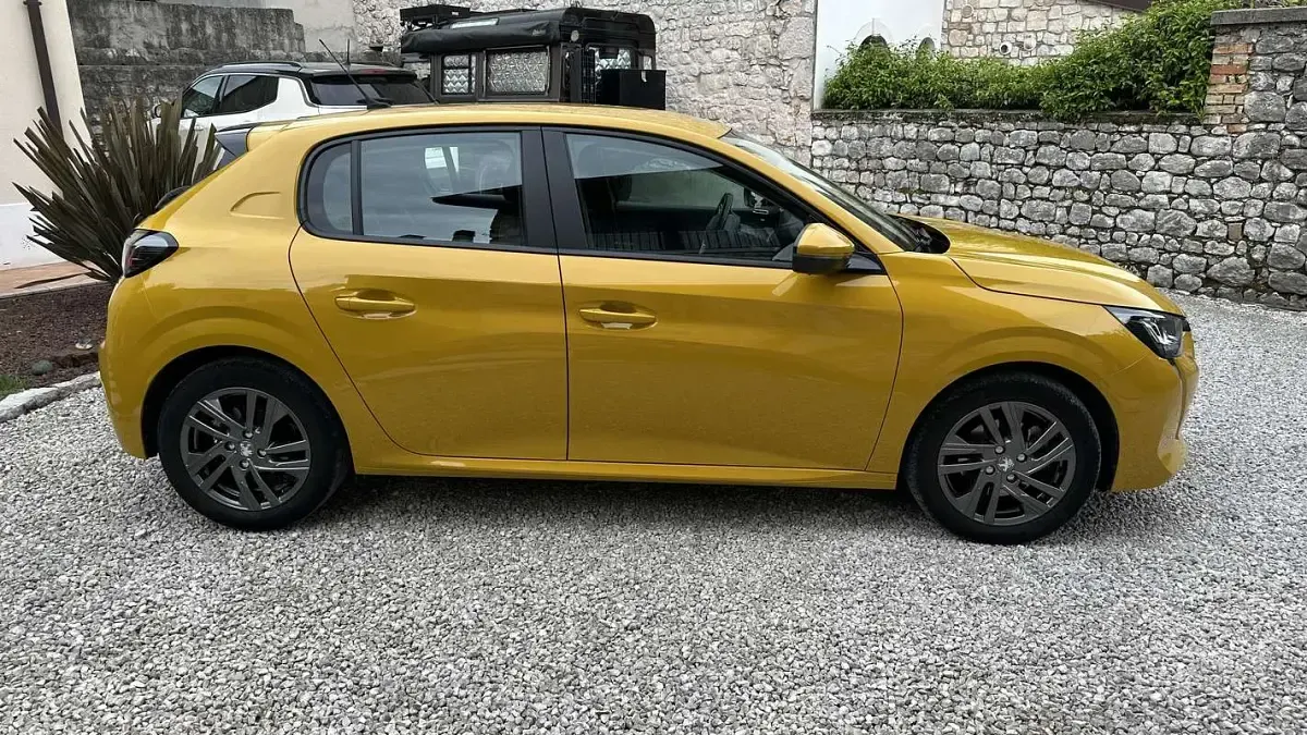Usata Peugeot 208 Active 101 CV (74 kW) 2021 Giallo Utilitaria