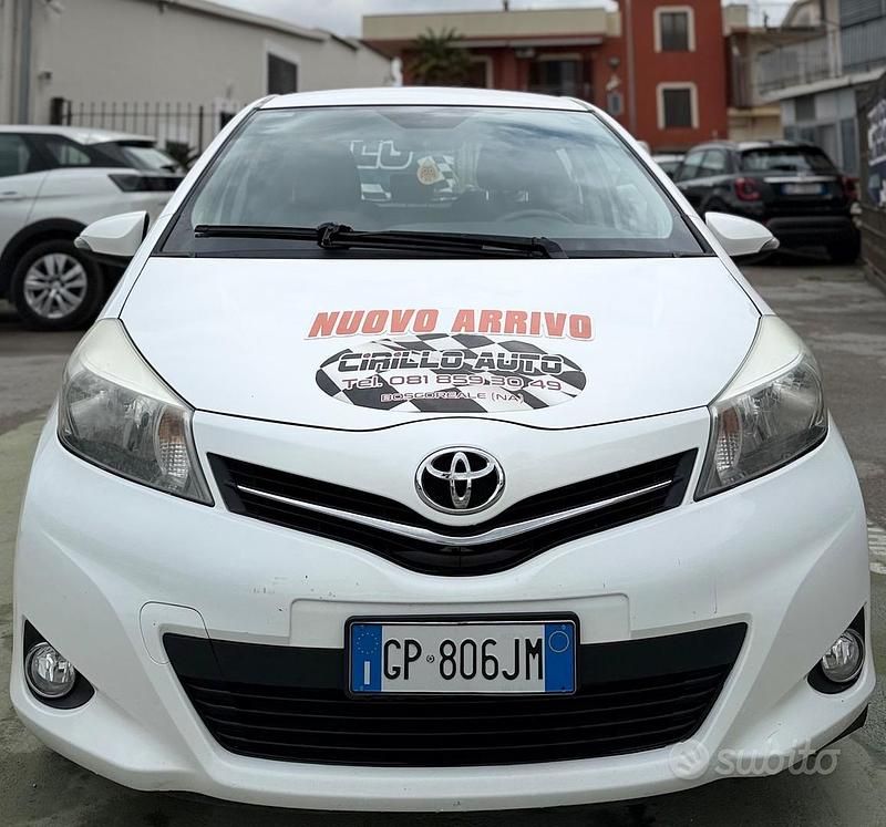 Usata Toyota Yaris 70 CV (51 kW) 2014 Bianco Utilitaria
