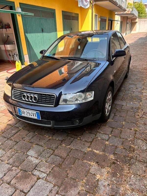 Blu Usata 2001 Audi A4 Tre volumi | 1600 € - Immagine 1/4