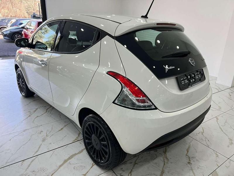 Usata Lancia Ypsilon Silver 69 CV (50 kW) 2022 Bianco Utilitaria
