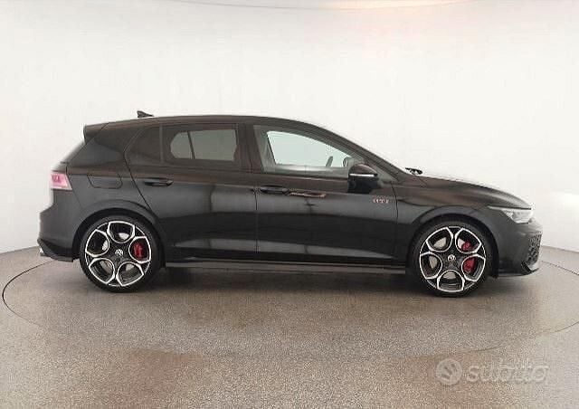 Nero Usata 2024 VW Golf VIII GTI Tre volumi | 37.300 € (Super prezzo) - Immagine 1/4