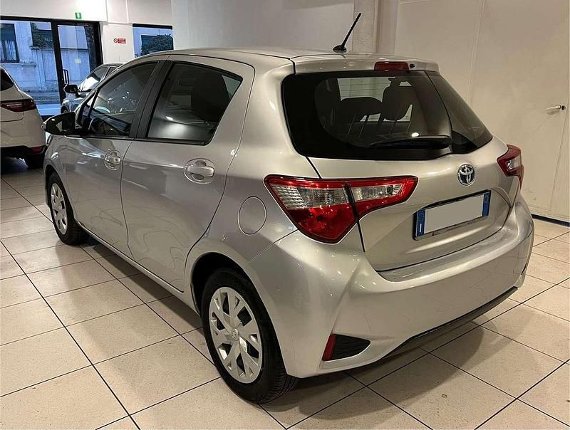 Usata Toyota Yaris Hybrid Business Edition 73 CV (53 kW) 2018 Argento Berlina