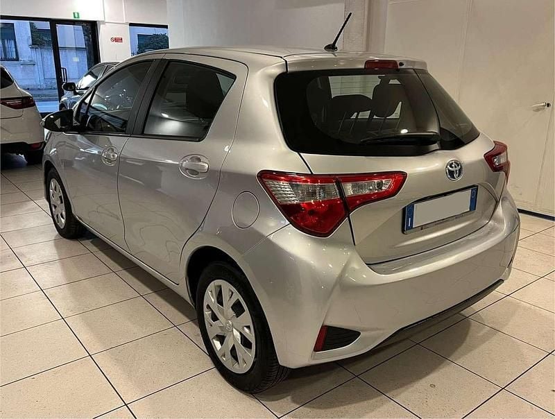 Usata Toyota Yaris Hybrid Business Edition 73 CV (53 kW) 2019 Argento Berlina