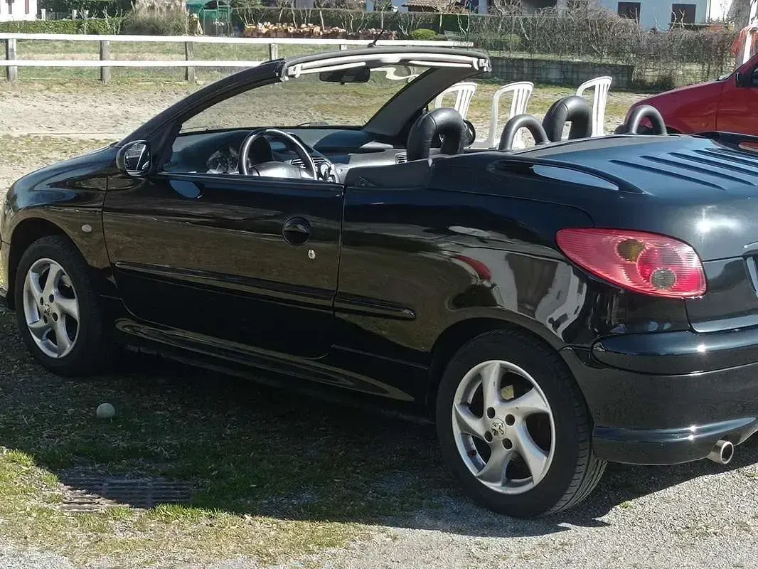 Usata Peugeot 206 CC 109 CV (80 kW) 2004 Nero Cabrio