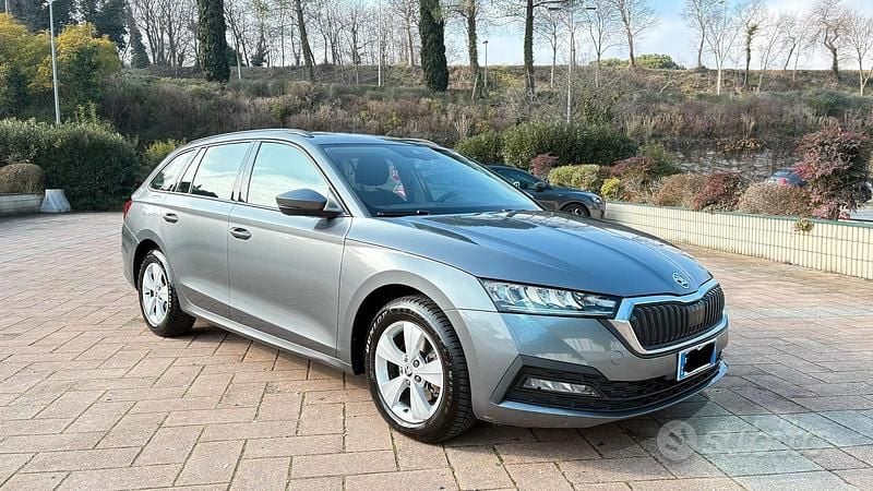 Grigio Usata 2022 Skoda Octavia Station wagon | 15.900 € (Super prezzo) - Immagine 1/4