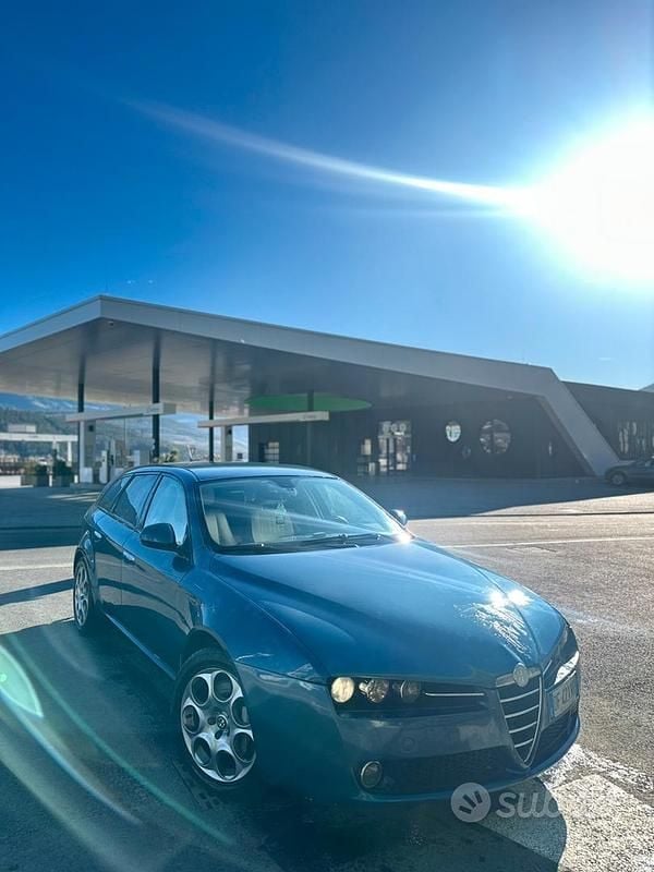 Blu Usata 2006 Alfa Romeo 159 Station wagon | 2500 € (Buon prezzo) - Immagine 1/4