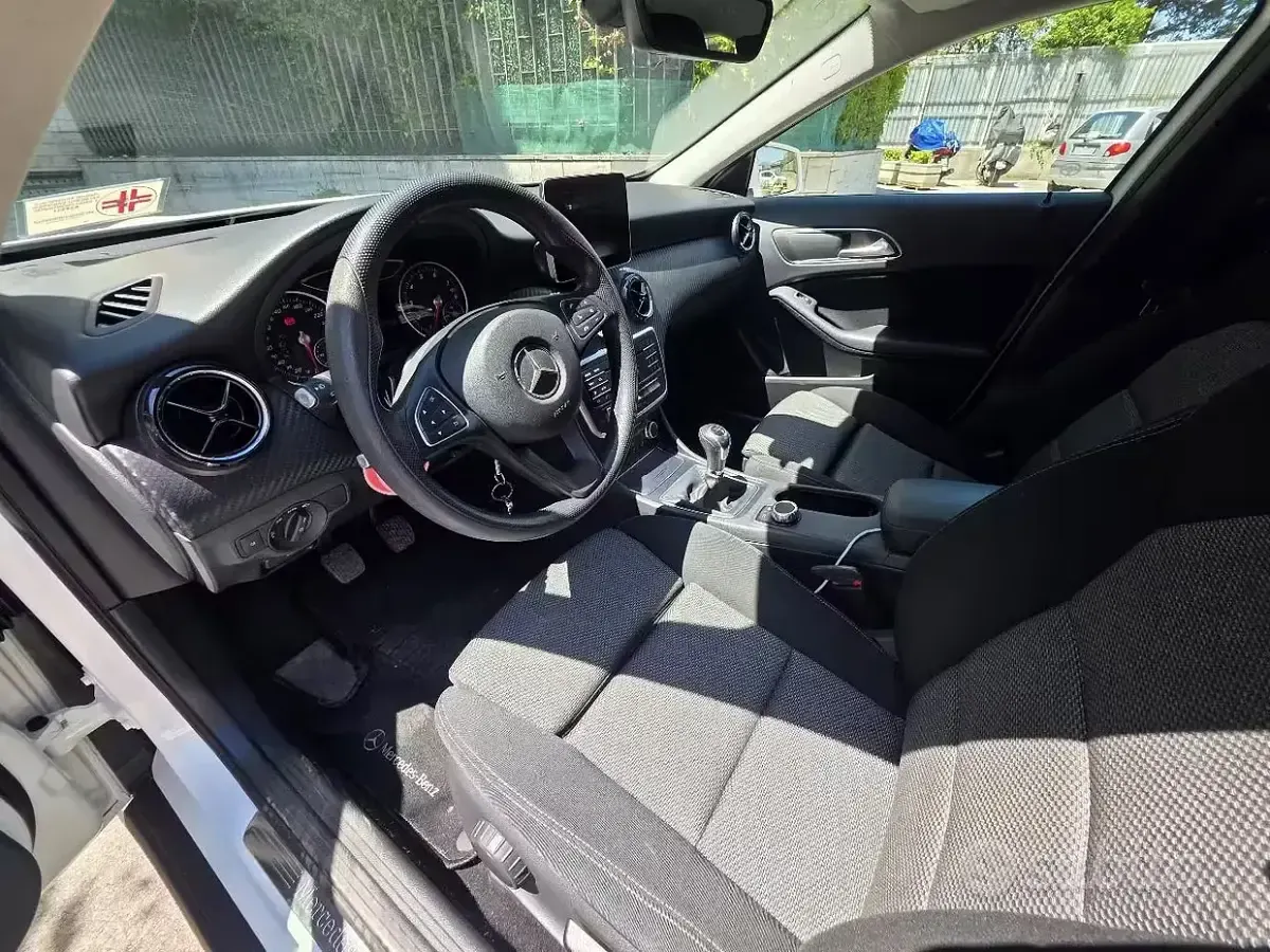 Usata Mercedes GLA180 122 CV (89 kW) 2019 Bianco SUV
