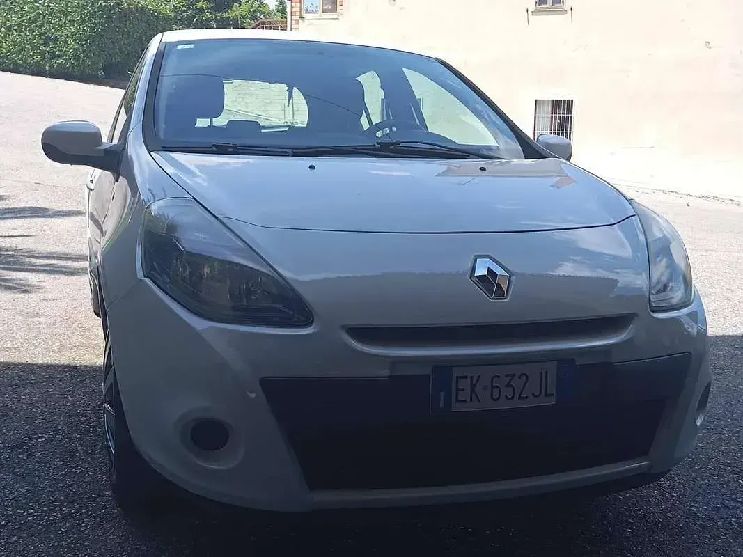 Usata Renault Clio III 75 CV (55 kW) 2011 Bianco Berlina
