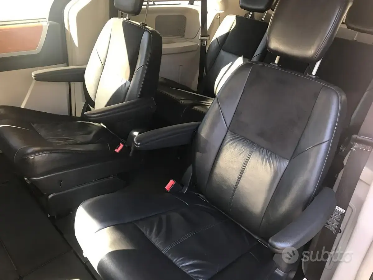 Usata Chrysler Grand Voyager 163 CV (119 kW) 2008 Nero Monovolume