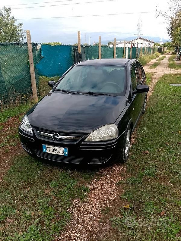 Usata Opel Corsa 69 CV (50 kW) 2005 Nero Berlina