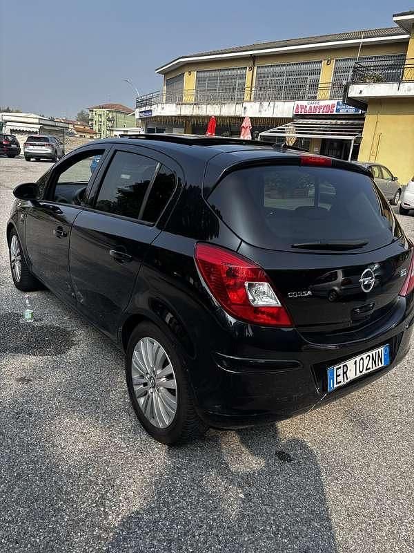 Usata Opel Corsa 86 CV (63 kW) 2013 Nero Berlina