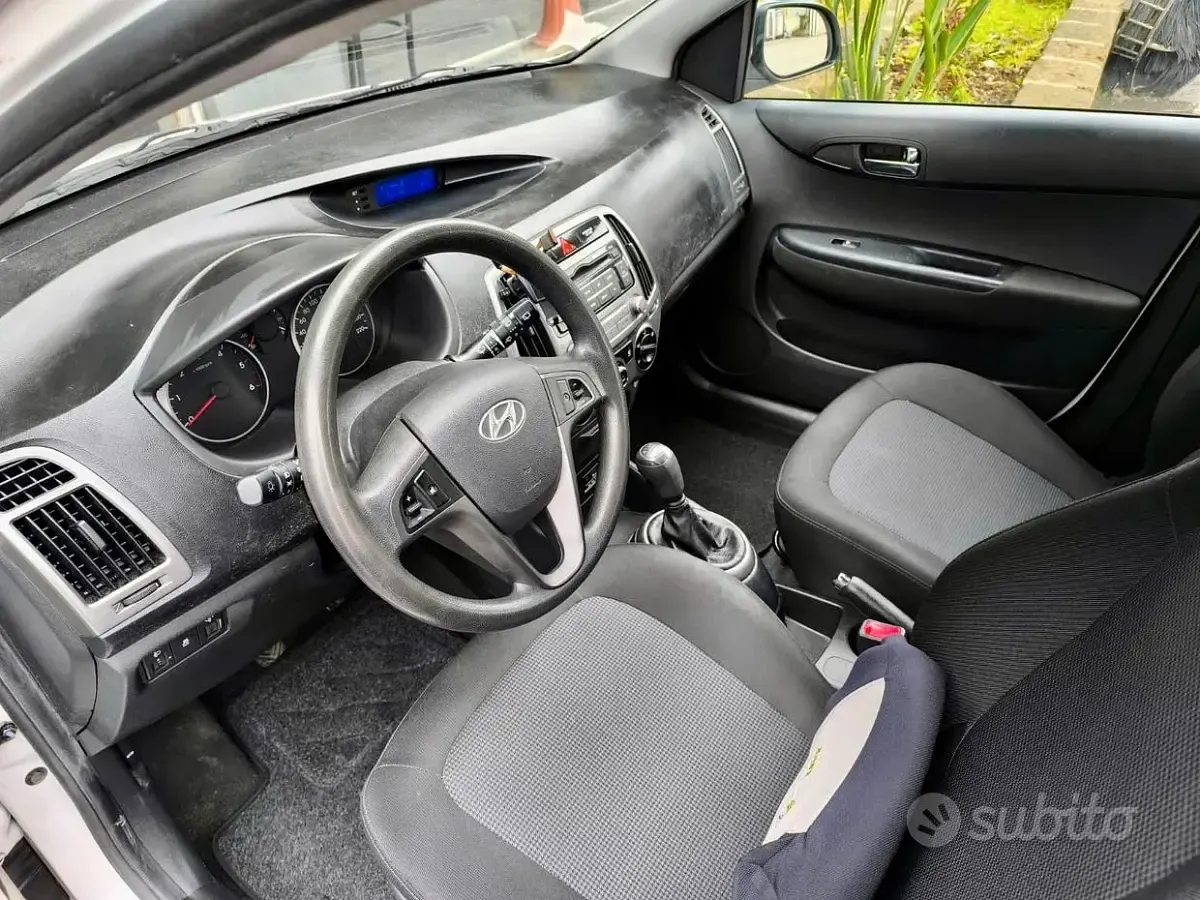 Usata Hyundai i20 75 CV (55 kW) 2014 Bianco Utilitaria