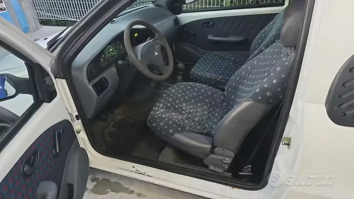 Usata Fiat Strada 63 CV (46 kW) 2001 Bianco Pick-up