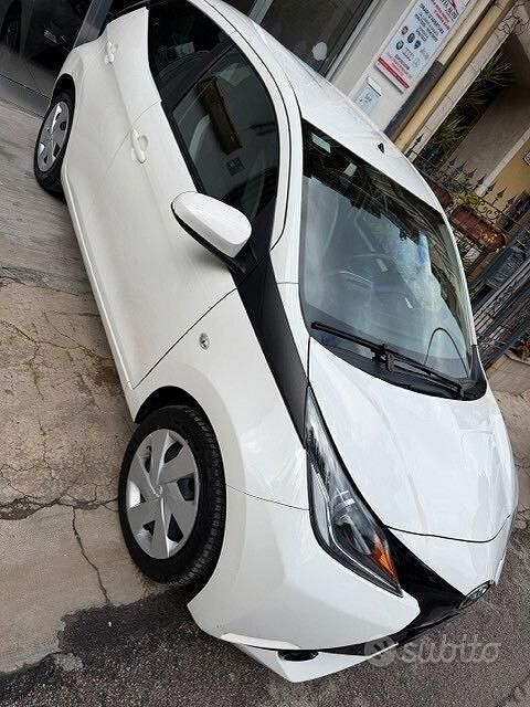 Usata Toyota Aygo Business Edition 69 CV (50 kW) 2018 Bianco Utilitaria