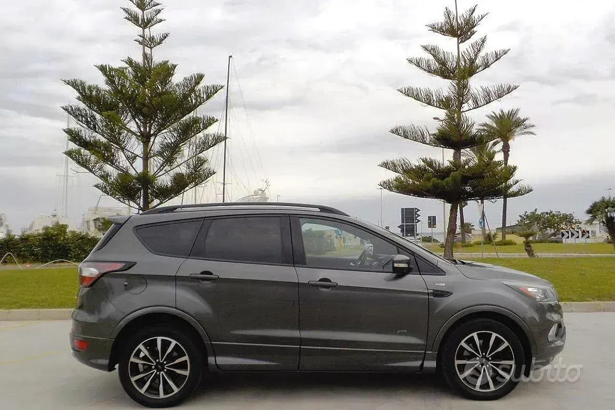 Usata Ford Kuga ST 179 CV (131 kW) 2017 Grigio SUV
