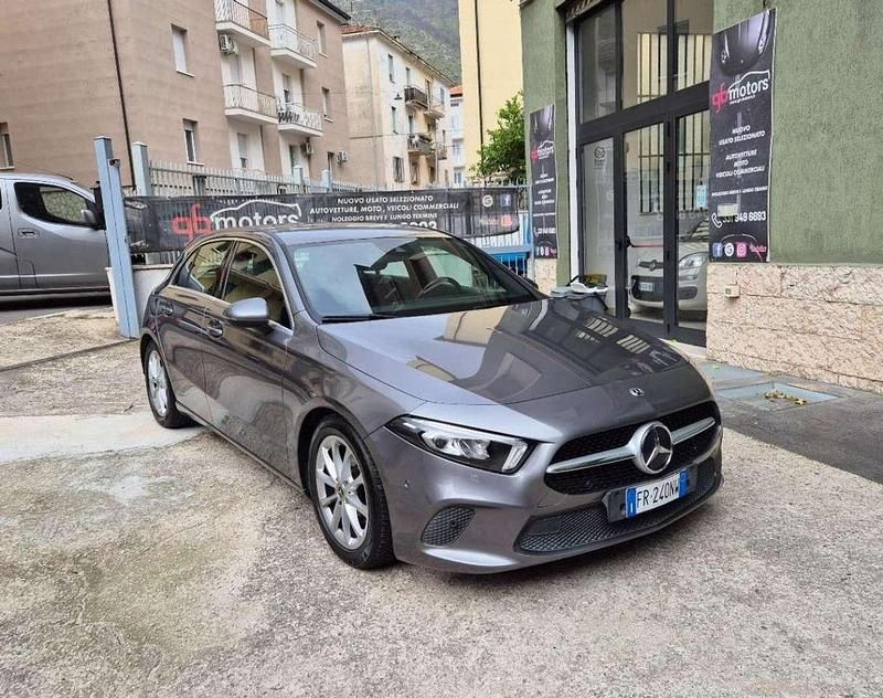 Bianco Usata 2018 Mercedes A180 Tre volumi | 17.990 € (Buon prezzo) - Immagine 1/4