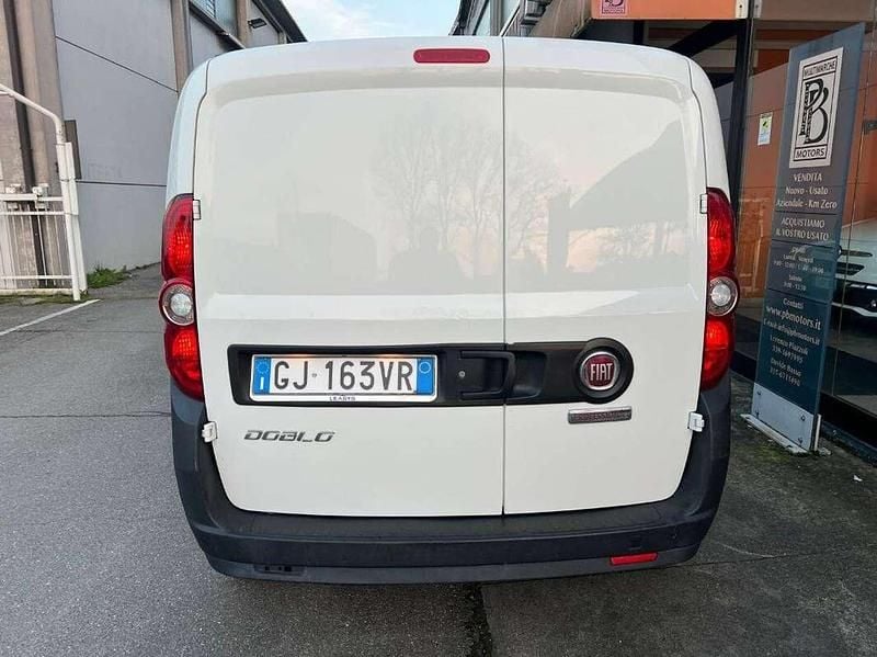 Usata Fiat Doblò Lounge 105 CV (77 kW) 2022 Bianco Monovolume