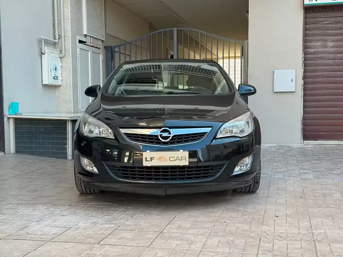 Usata Opel Astra Cosmo 125 CV (91 kW) 2012 Nero Berlina