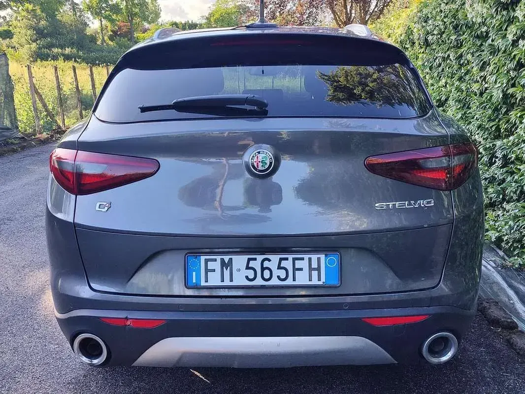 Usata Alfa Romeo Stelvio Executive 209 CV (153 kW) 2017 Grigio SUV