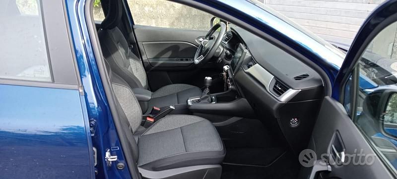 Begagnad Renault Captur Equilibre 101 HK (74 kW) 2023 Blå SUV